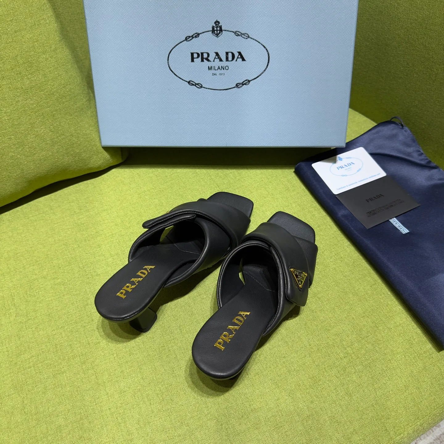 👟👟Ex-factory price 540👟👟 Prada 25ss new style for early spring🔥🔥✨ 🌟 Recommended by major bloggers in Xiaohongshu, developed 1-1 to highlight classic charm. Open molded outsole. Imported mixed breed sheep lining. This sandal embodies a modern design with Nappa leather, a soft-touch padding that accentuates the silhouette. Decorated with an enameled triangle metal logo for added recognition. Enamel-coated metal triangle logo Leather sole decorated with metal letter logo Lacquered heel, height 65 mm Size: 35 to 42 (40-42 customized, non-refundable)